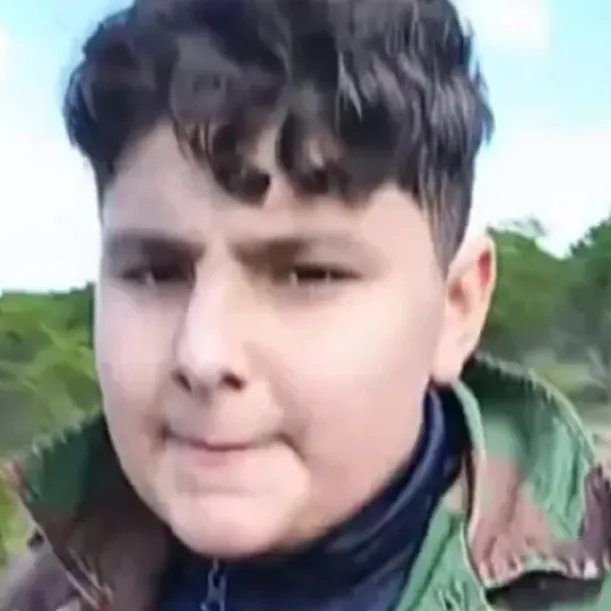 portalmvd's tweet photo. ADOLESCENTE DE 14 AÑOS FUE ASESINADO “POR ERROR” EN MALDONADO

Mauricio Goncálvez, estudiante de UTU, murió baleado tras vender una bicicleta por Marketplace. El asesino confesó que confundieron el auto en el que viajaba.

Qué pasó
El adolescente había ido al barrio Las Cooperativas con un adulto y el vehículo tuvo un desperfecto mecánico. Mientras estaban detenidos, dos personas en moto se acercaron y dispararon contra el auto.

La condena
La Justicia condenó a un hombre a diez años y seis meses de prisión por homicidio. En la audiencia, el autor de los disparos dijo que mataron al menor “por error”, tras confundir el vehículo con otro con el que habían tenido una discusión.

Contexto
Familiares relataron que Mauricio murió con “la plata apretada en una mano”, dinero que había obtenido por la venta de la bicicleta y con el que quería comprarse una moto.

(+) en Montevideo Portal: https://t.co/QagT9jw8kl