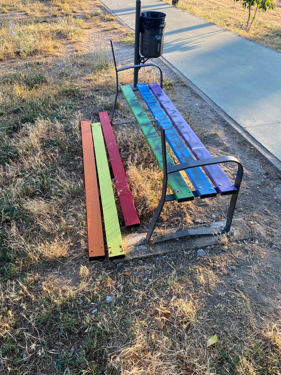 aytosotodelreal's tweet photo. 💚 Vamos a retirar este banco del Anillo Verde tras los reiterados actos vandálicos que ha sufrido. Las pintadas y roturas lo han dejado inservible.

Cuidar el mobiliario urbano es responsabilidad de todos.

#ViveSoto #CuidemosSoto #SotoDelReal https://t.co/3EpKqmJPmx