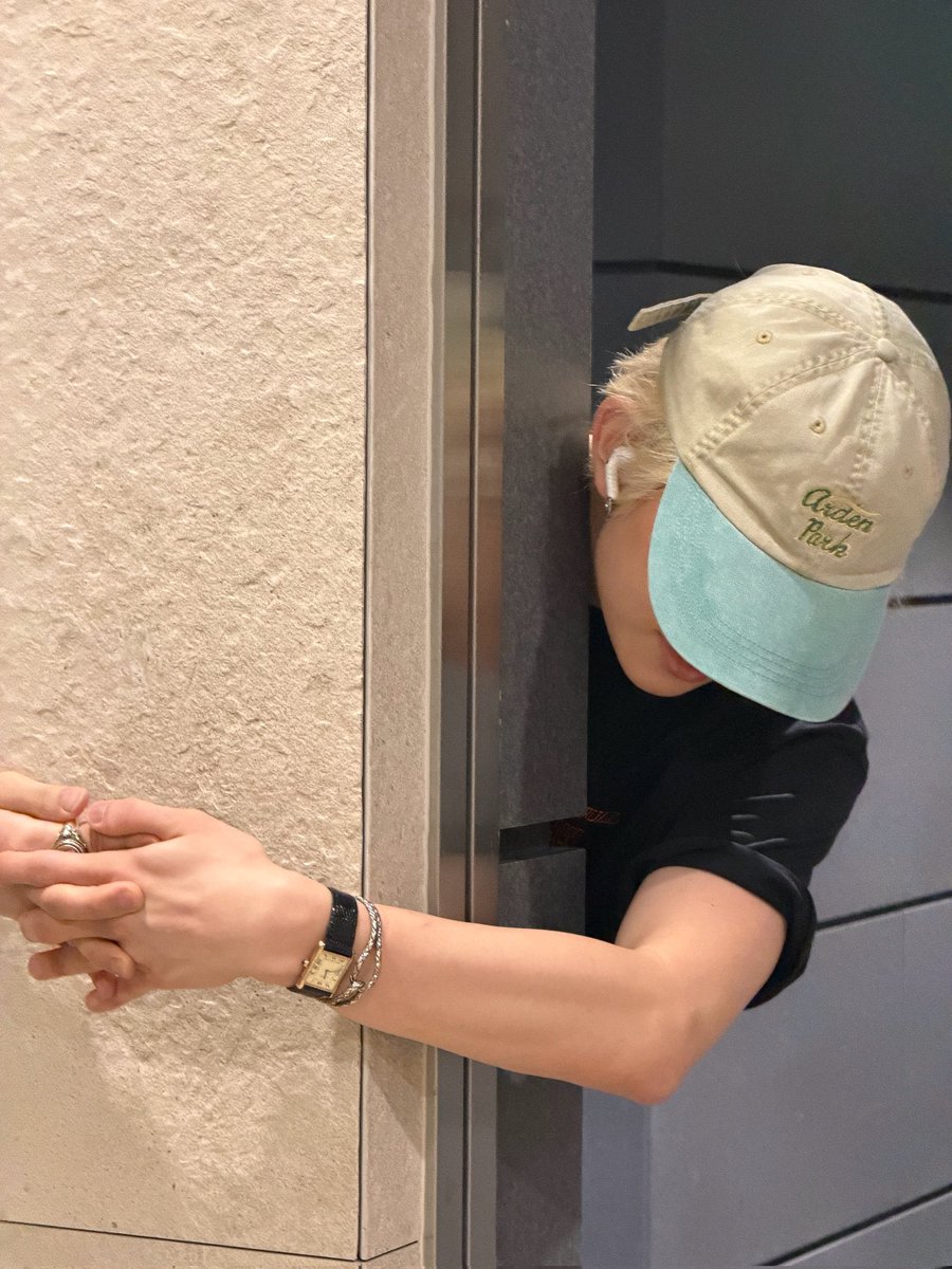 EVANPOPBASE's tweet photo. [WEVERSE DM] New Evan pics 🌟 

🦌: i am in the best mood
🦌: giving you a hug like this
🦌: haha

#에반 #EVAN #희승 #HEESEUNG https://t.co/DgxH2ZKLYd