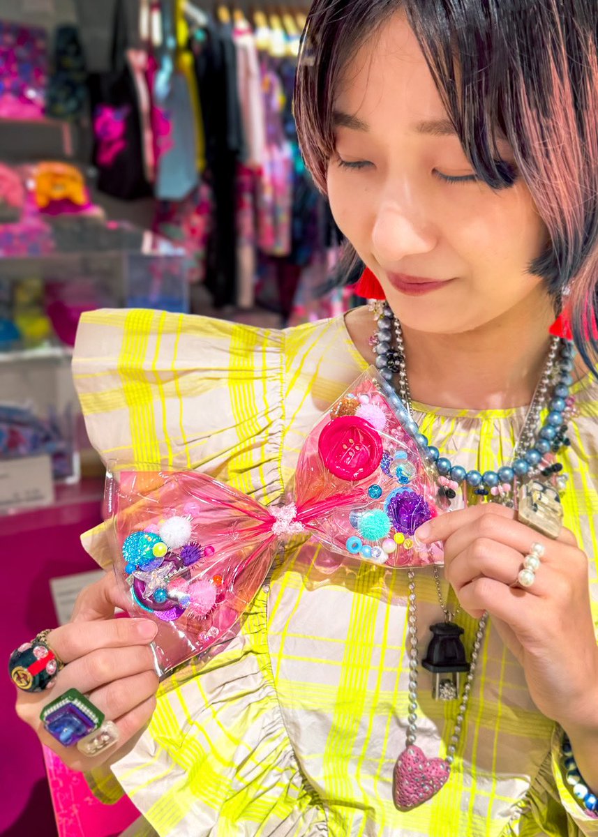 Metsa_Official's tweet photo. \\カワイイおでかけリボンを作ろう🎀//

ハイパーミュージアム飯能 特別ワークショップ✂️
 
増田セバスチャンさんが作品で使用するパーツを使って、夏らしいクリア素材の大きなリボンを作ろう！完成したリボンはブローチにして持ち帰ることができます✌️

🗓️7/25（土）13:00～17:00
💰1,000円（税込） https://t.co/tcGdGLx8E6