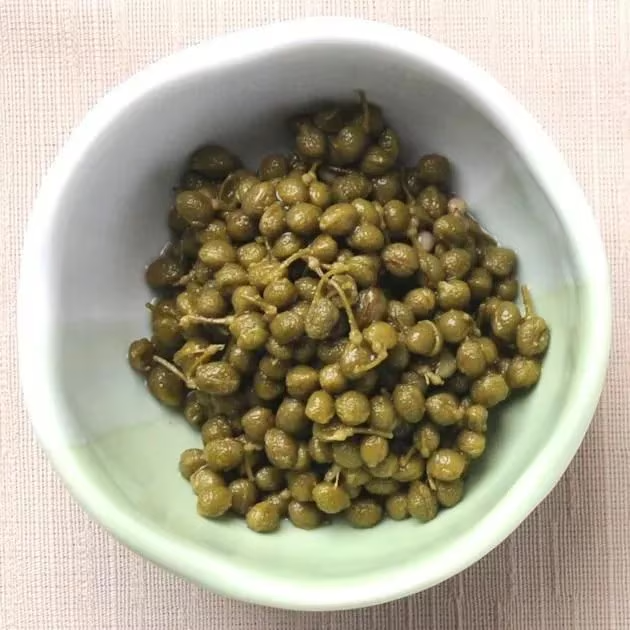 hyogossimo's tweet photo. 今年の新物の出荷が始まりました！

噛むほど広がる、山椒のさわやかさ🌿
青い実ならではの香りとほどよいしびれが特徴。
柔らかいうちに収穫した朝倉山椒の実を、特製だれにじっくり漬け込みました。

ご飯のおともはもちろん、魚の煮付けや肉料理のアクセントにも🥢

https://t.co/bBI4BbkPG6 https://t.co/K8VMXOXvD0
