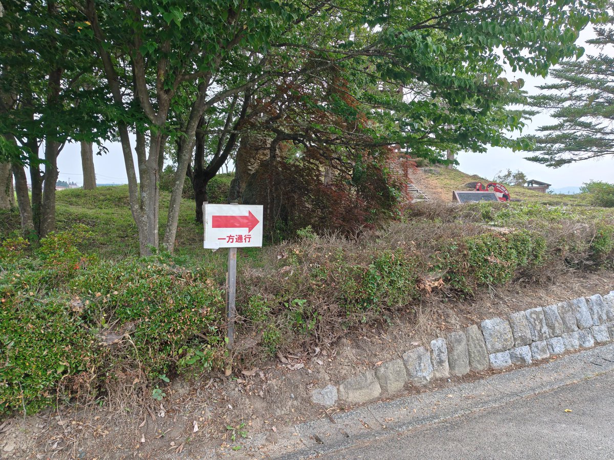 AtoroiO's tweet photo. 【お願い】田んぼアート会場は田んぼの中にあります。農道は道幅が狭く車はすれ違いが出来ませんので、一方通��をお願いしています。表示にしたがって駐車、退場をお願いします。
#大谷翔平 #デコピン #奥州市 #跡呂井 #田んぼアート https://t.co/uX8qVSN5Ot