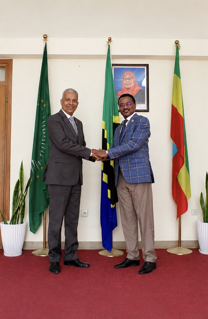 UbaloziAddis's tweet photo. H.E Amb. Innocent Shiyo received H.E. Amb. Dr. Afkar Nadhim Ali Al-Farsi, who paid a courtesy call at the Embassy of the United Republic of 🇹🇿. The meeting provided an opportunity to reaffirm the longstanding diplomatic relationship b/n the Gov/t  of🇹🇿 &amp; the Sultanate of Oman 🇴🇲. https://t.co/Lq8RX2Mj3S