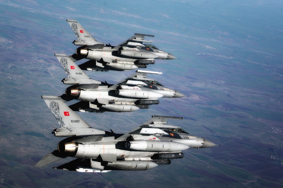 sagcigazete's tweet photo. Varşova–Tel Aviv seferini yapan yolcu uçağı, yanlışlıkla uçak kaçırma kodu göndermesi üzerine Türk Hava Kuvvetleri alarma geçti. 

Türk hava sahasına giren uçağa 2 adet F-16 eşlik etti. 

Olayın pilot hatasından kaynaklandığı açıklandı. https://t.co/lNqjUxsM3s