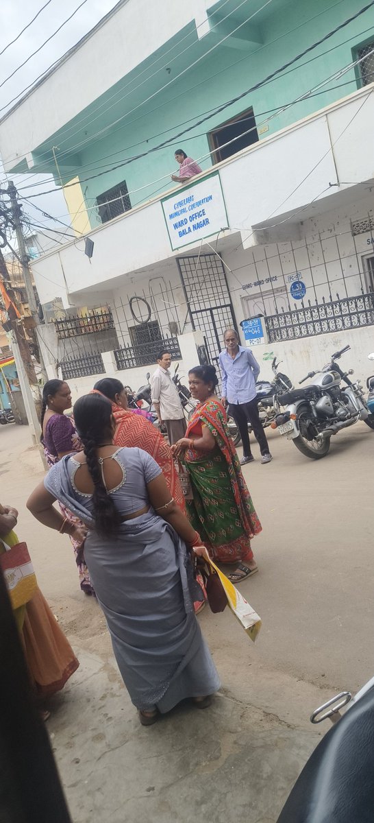 MattePrasanna's tweet photo. బాలానగర్ డివిజన్ వార్డు కార్యాలయం ఉదయం 11 గంటలు దాటినా తెరవకపోవడం, అధికారులు విధులకు హాజరుకాకపోవడం, ప్రజల సమస్యలపై తీవ్ర నిర్లక్ష్యం వహిస్తున్న అధికారులపై చర్యలు తీసుకోవాలని విజ్ఞప్తి. @CMC_Offcl
@CPRO_TGCM @MoosapetDC @Collector_MDL @UrsBandiRamesh https://t.co/Vx6VbOu07A