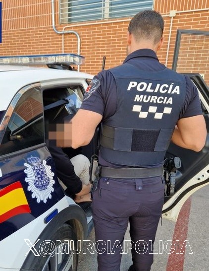 MurciaPolicia's tweet photo. 👮♂️👮♂️ de #Gesc han detenido a un varón como presunto autor de un delito de quebrantamiento de condena, al encontrarse incumpliendo una orden de alejamiento que tenía en vigor.
La protección de las víctimas y el cumplimiento de las resoluciones judiciales son una prioridad. 🚔 https://t.co/b7mGDzwsR8