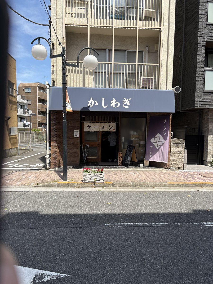 noriyoshi333's tweet photo. 東中野で商売をさせてもらってますが、まだ「かしわぎ🍜」に行ってない😅
店のお客さんの会話から「あーダメダメかしわぎいってなきゃモグリだよ!」と小耳に挟んでついに私もかしわぎデビュー
我ながらモグリだと痛感した美味さです！ https://t.co/8kIDSDU6qw