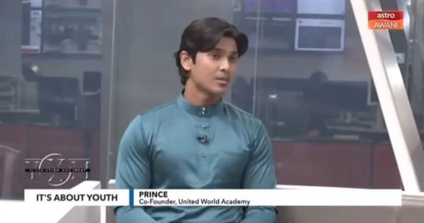 rabbaniahmad_'s tweet photo. wow? dia cakap macam tu eh? then, kenapa tak datang temuramah kat astro awani tu pakai baju tradisi rohingya je? why kena pakai baju melayu? https://t.co/WQTglk0NyY