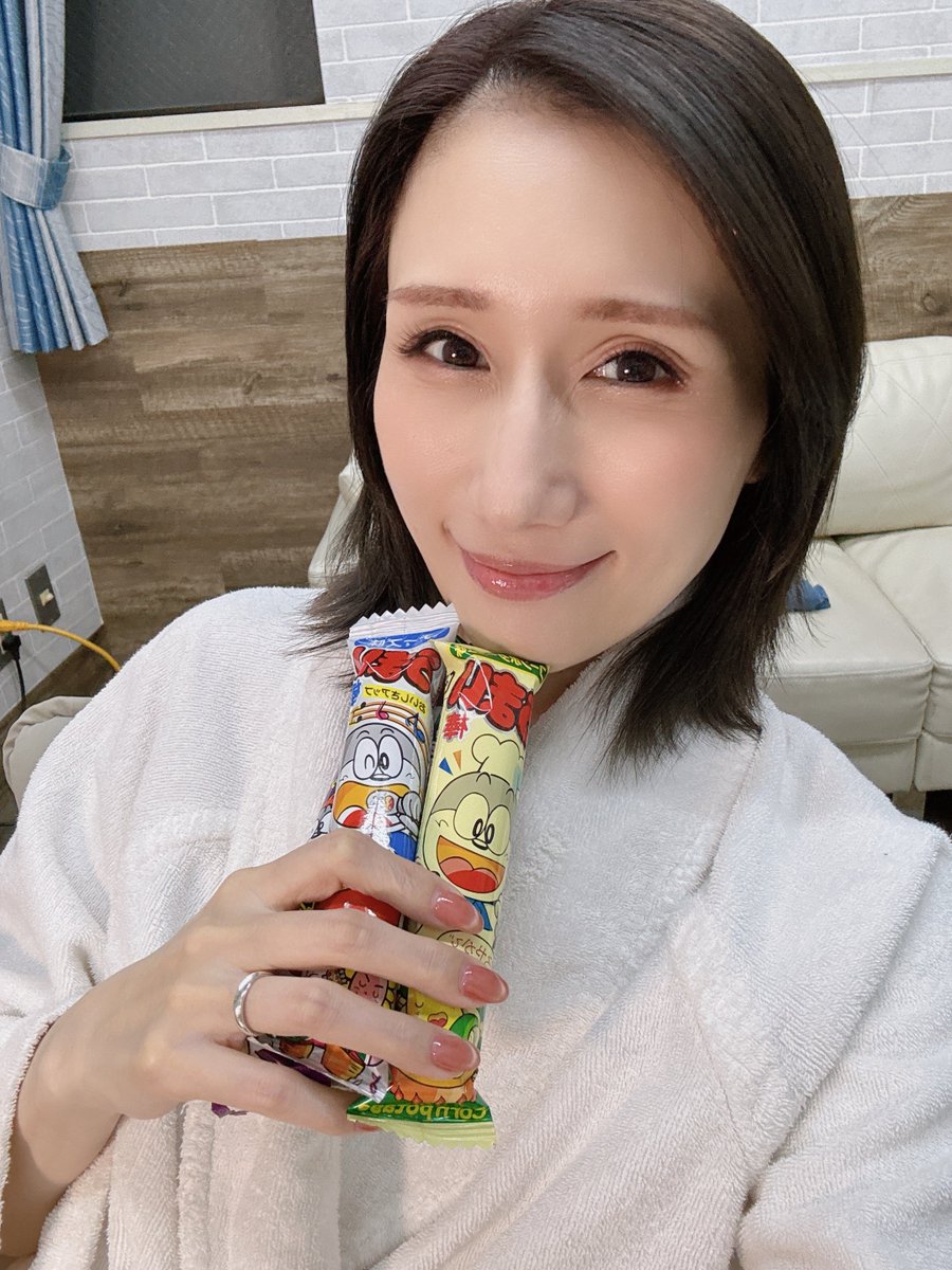 JULIA2_off's tweet photo. うまい棒もらってニヤニヤしてるところ笑 https://t.co/01ZzyfGpkP