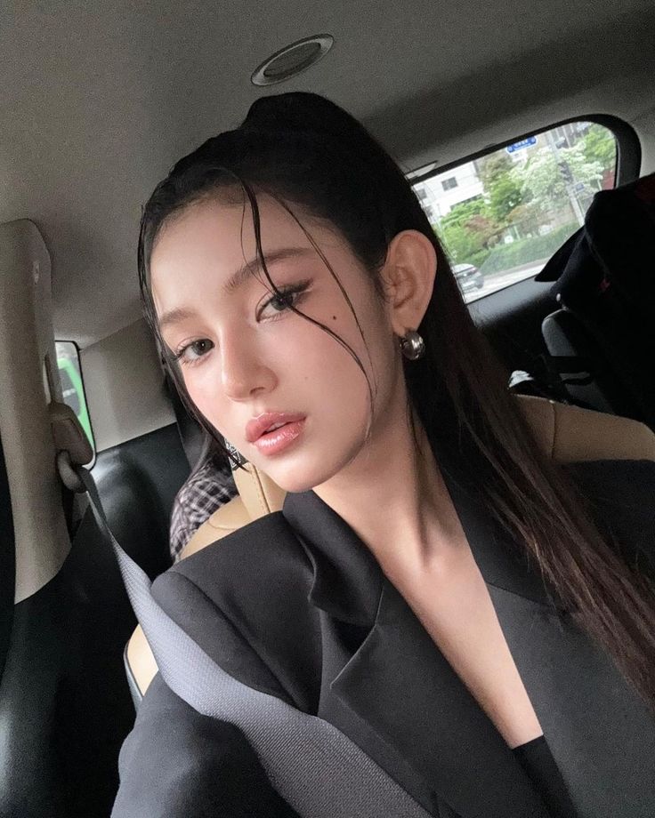 butterfly_jihye's tweet photo. with bangs                          without bangs https://t.co/FMzVc8O7vi