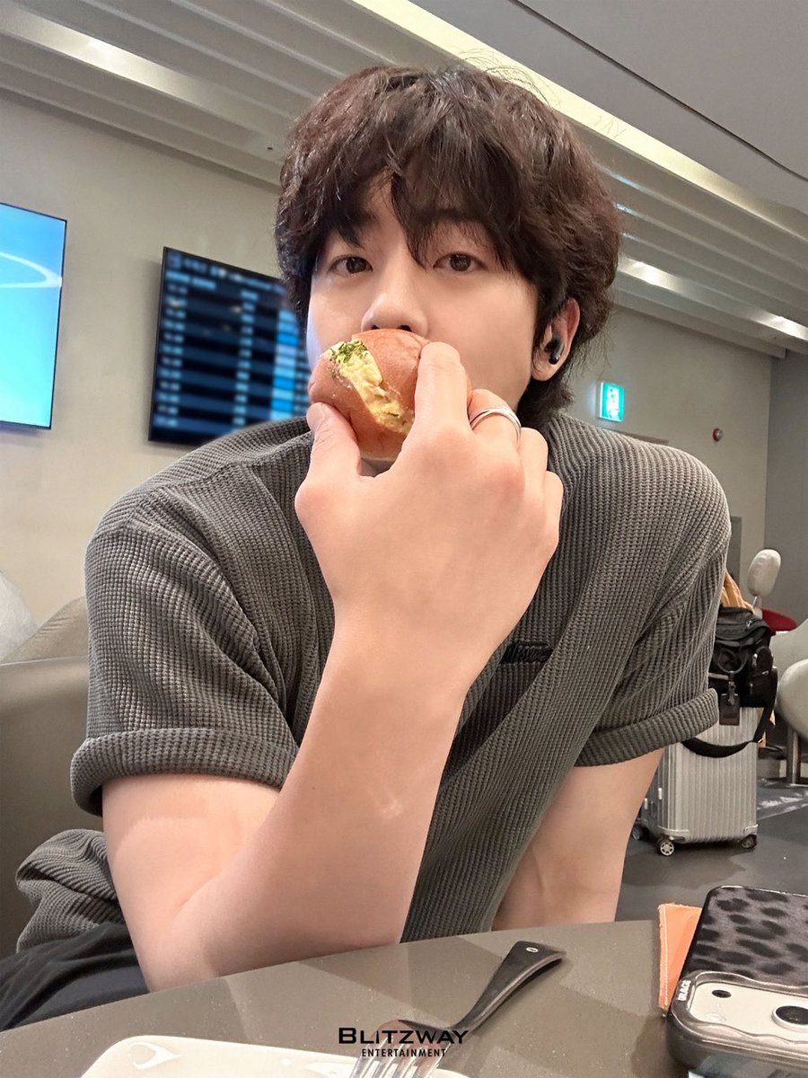 ccebib's tweet photo. nom nom nom :3 https://t.co/LGUN9HMMHe