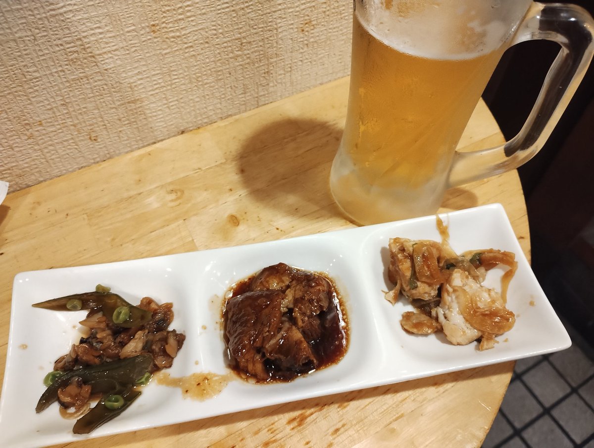 aki_e34's tweet photo. 今日は本町のせんべろセット1100円(アテ３種+アルコール３杯)で開始。
やっぱりサッポロ黒ラベルは美味いね。 https://t.co/5vcvNqBDH1