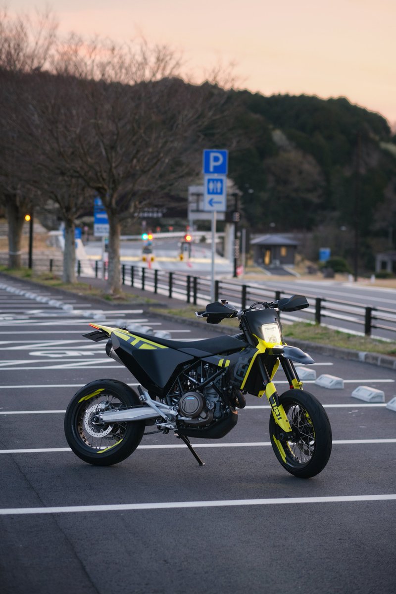 ID24_7's tweet photo. #701の日 ってことなので…
Husqvarna 701 SUPERMOTO
ママチャリみたいにも乗れるし、400単気筒よりかは絶対的な余力があるのでツーリングも楽チンな1台です🎈 https://t.co/Y3YIR4J8RG