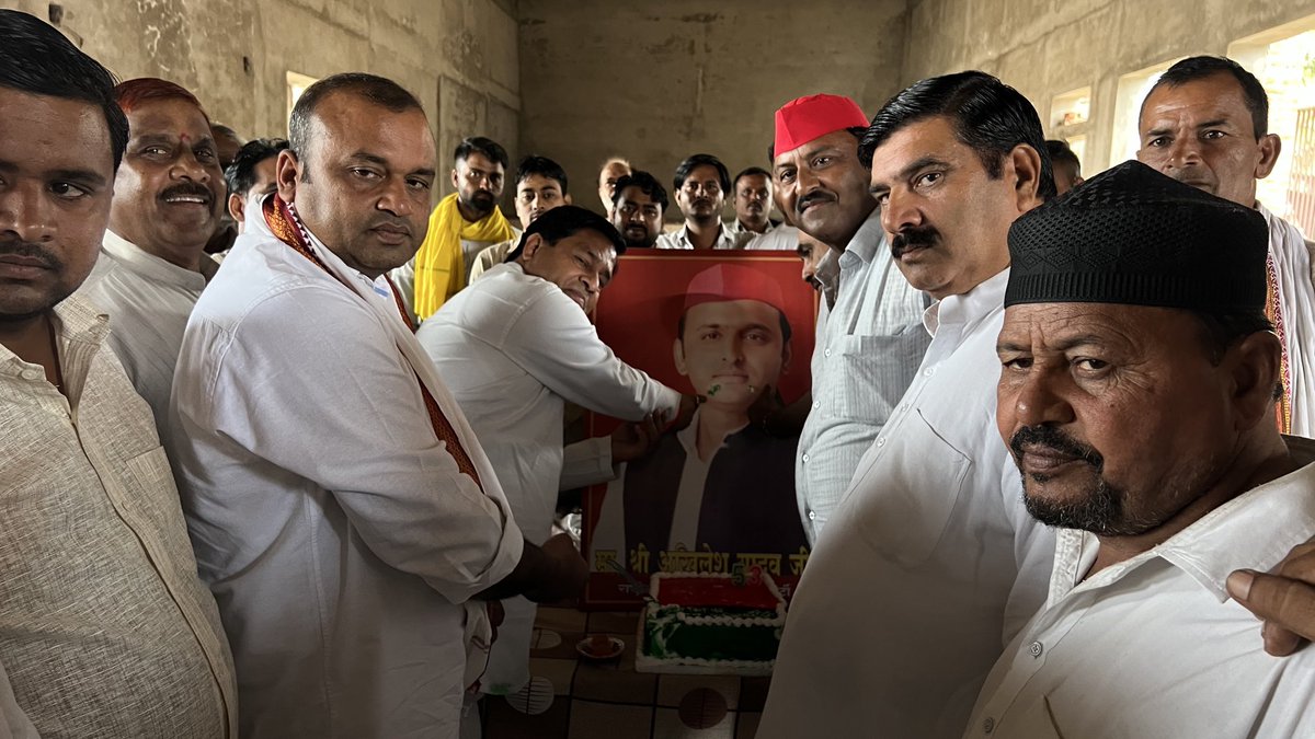Ritikanujgupta's tweet photo. सिकंदराराऊ में सपा नेता महेंद्र सोलंकी ने अपने केंप कार्यालय पर सपा मुखिया अखिलेश यादव का मनाया जन्मदिन , जन्मदिन पर केक काटकर व  एक पेड़ देश के नाम लगाकर मनाया जन्मदिन |इस मौके पर बबलू यादव सहित सपाई रहे मौजूद | 
@yadavakhilesh @samajwadiparty https://t.co/TscyOYCyo3