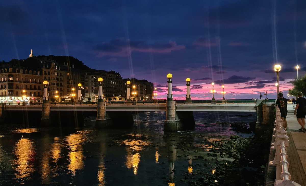 joyeriaMunoa's tweet photo. Ayer tuvimos un espectacular atardecer en #Donostia #SanSebastian #Gipuzkoa @starbienatotxa #atardecer #donosti #paisvasco #basquecountry https://t.co/xLR2cCx1fZ