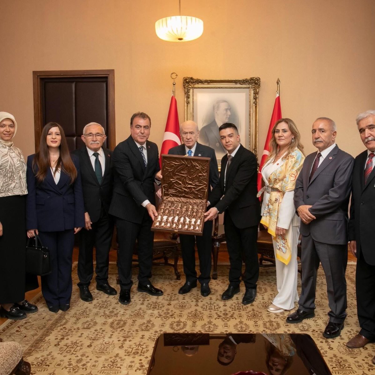 ocakeskisehiril's tweet photo. Türk Dünyasının Bilge Lideri, Türkmen Bey’imiz Sayın Devlet Bahçeli beyefendiyi MHP İl başkanımız Ayhan Sezer ve teşkilatlarımızla birlikte ziyaret ettik, hayır dualarını aldık. Cenab-ı Allah, Liderimizi başımızdan eksik etmesin.🇹🇷
@gkhanakerr https://t.co/it3DcVTQ84