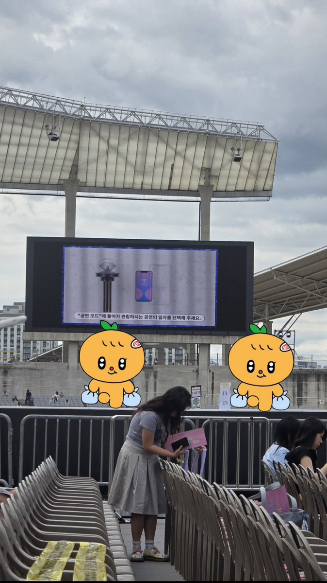 booshushuu's tweet photo. no zoom     vs.  vivo x300pro w/ tele lens https://t.co/9tCli6Hajn