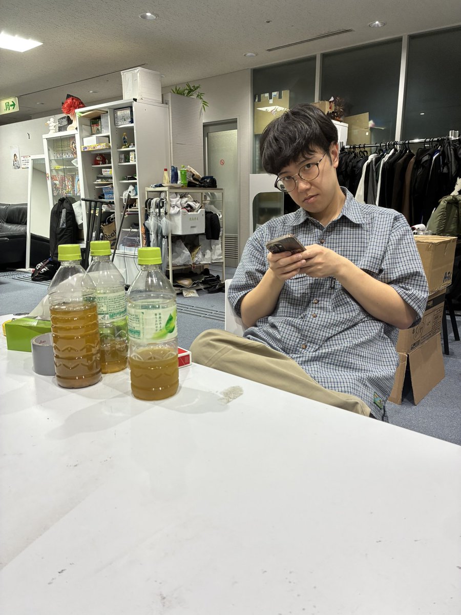 2h1m9ei's tweet photo. 生茶がいっぱいあるところに自分の生茶を置いてた。
危機管理能力低そう。 https://t.co/5ZwBfb3hGB