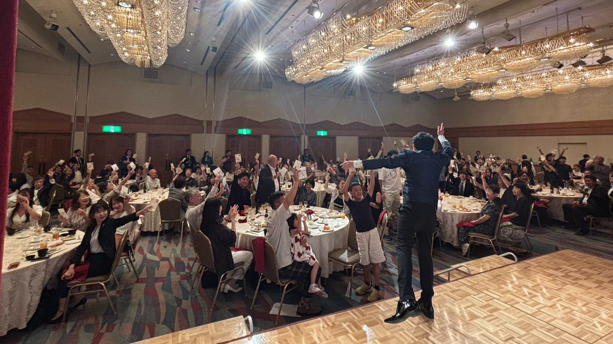 magiciandaiki's tweet photo. 兵庫県西明石ホテルキャッスルプラザ様てイリュージョンマジックディナーショー　満員御礼沢山の皆様、明石支社菅野支社長、岡田部長はじめいつも応援いただいている日本生命保険相互会社の皆様ありがとうございました！明日は名古屋ガーデンパレスパレスホテル様へ　#マジックショー　#マジシャン https://t.co/hkIjoFs1sW