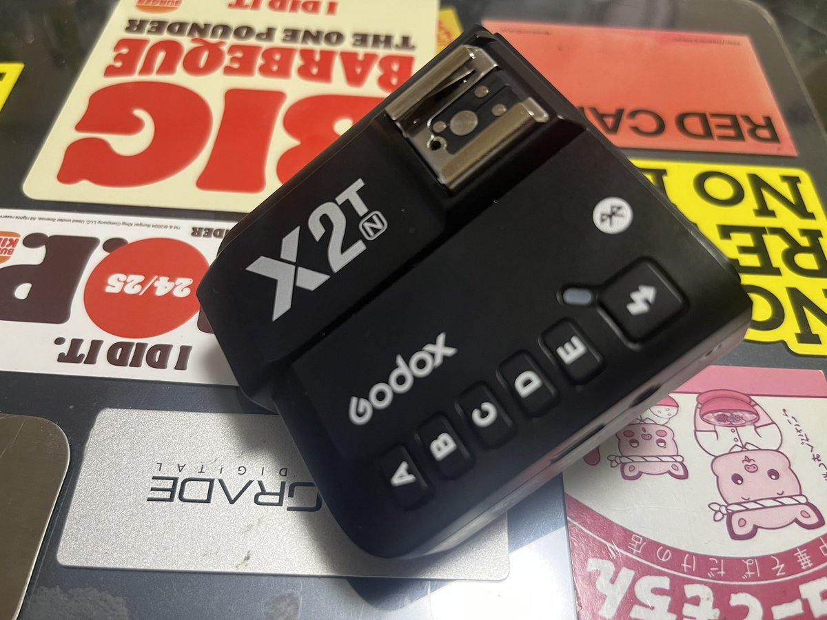 imuken's tweet photo. 日立台に置いてあるストロボ器材の確認に行ってきました。このトリガーがトリガーの発光ボタンを押したら発光するのにカメラに取り付けてシャッター切っても発光せず焦りました。2時間くらい色々やってもだめ、当日だったら大変な事になってました。撮影の当日は別のストロボ持っていけるので良かった https://t.co/r8xGR6OxHg