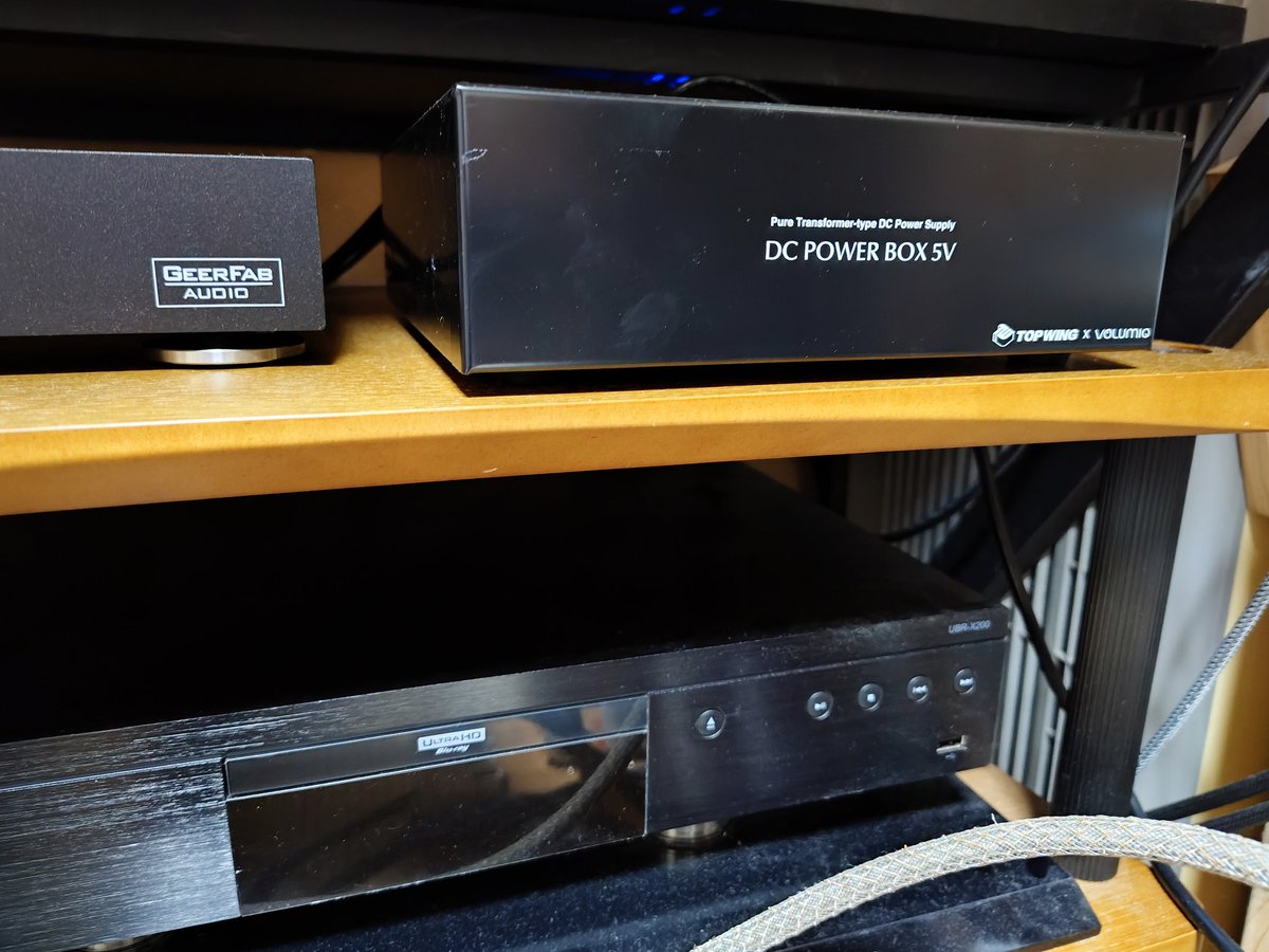 ChorusSn's tweet photo. 最近、居間にあるモデムとwifiルーター親機用に、PERFECTIONの電源タップPFT-T850を導入し、部屋のスイッチングハブN8用にTOP WINGのリニア電源DC POWER BOX 5Vを導入しました。ネットワーク環境のノイズ対策で、映像とサウンド両方に良い効果が出ていると感じましたね♪ https://t.co/sT9KVymsu9