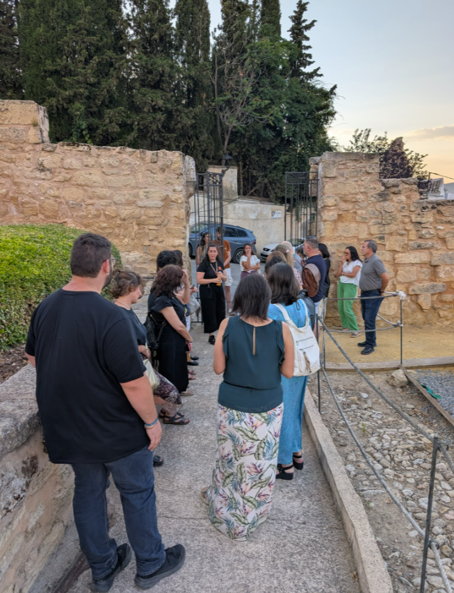UnedJaen's tweet photo. ¡Gran cierre de la jornada de ayer, del curso 'Trastorno del espectro del autismo!
Los participantes del #CursoDeVerano en UNED Alcalá la Real disfrutaron de una visita al Palacete de la Hilandera, con actuación del grupo en Clave de J y compartimos un agradable cóctel. https://t.co/vvzneEr1A1