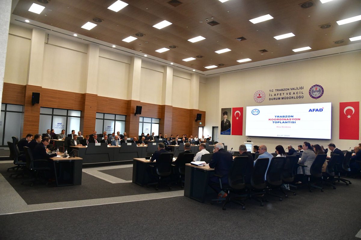 TrabzonValilik's tweet photo. 📍 İl Koordinasyon Toplantısı

Kamu kurum ve kuruluşlarımızın kıymetli yöneticileriyle İl Koordinasyon Toplantımızı gerçekleştirdik.

İlimizin turizm potansiyelini daha da güçlendirecek çalışmalar ile ekonomik gelişime katkı sağlayacak projeler hakkında istişarelerde bulunduk. 

Bu kapsamda, turizm sezonuna yönelik yürütülen faaliyetleri, yatırım süreçlerini, ulaşım altyapısını ve kurumlarımız arasındaki koordinasyonu kapsamlı şekilde değerlendirdik.

Trabzon'umuzun sürdürülebilir kalkınmasına katkı sağlayacak her çalışmayı kıymetli buluyor, güçlü iş birliği ve ortak akıl anlayışıyla hareket eden tüm paydaşlarımıza teşekkür ediyoruz.