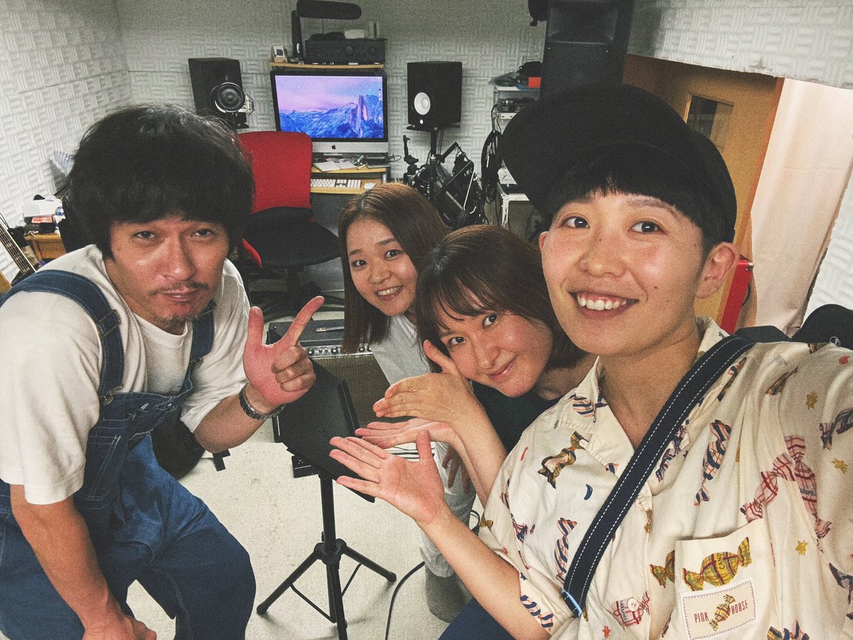 karukicks's tweet photo. 𝗿𝗲𝗰𝗼𝗿𝗱𝗶𝗻𝗴︎ ✦︎

本日は！

田中さん🎸
@mahiruno_tanaka 

かるきっくす2人は田中さんが大好き！笑
音が楽しい、無邪気、そんでお洒落。
最高だった、、、
なんとも学び多き時間でした！

まだまだ楽器増えます！楽団、、🤤✨

#かるきっくすれっく https://t.co/gjTjuMwMT5