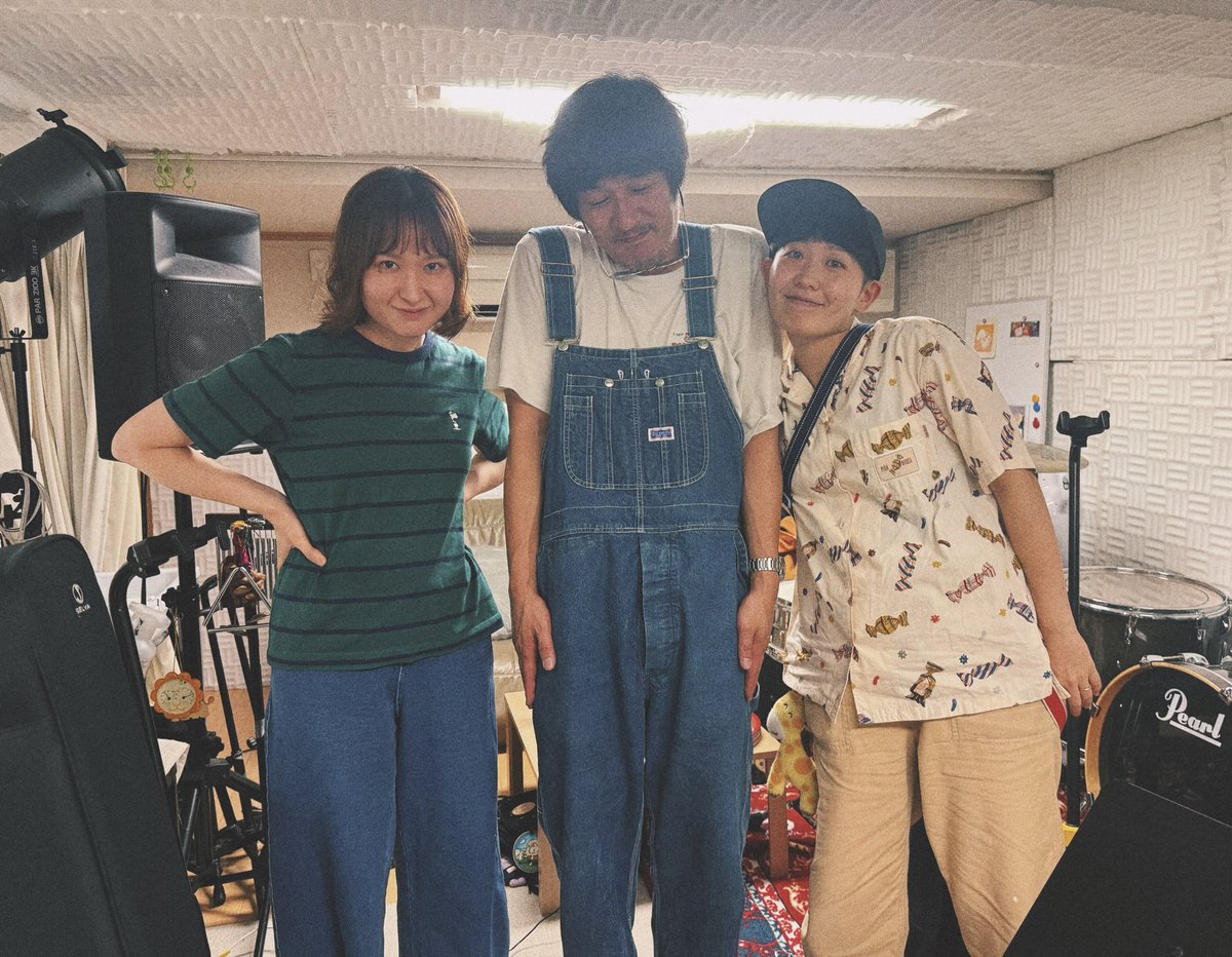 karukicks's tweet photo. 𝗿𝗲𝗰𝗼𝗿𝗱𝗶𝗻𝗴︎ ✦︎

本日は！

田中さん🎸
@mahiruno_tanaka 

かるきっくす2人は田中さんが大好き！笑
音が楽しい、無邪気、そんでお洒落。
最高だった、、、
なんとも学び多き時間でした！

まだまだ楽器増えます！楽団、、🤤✨

#かるきっくすれっく https://t.co/gjTjuMwMT5