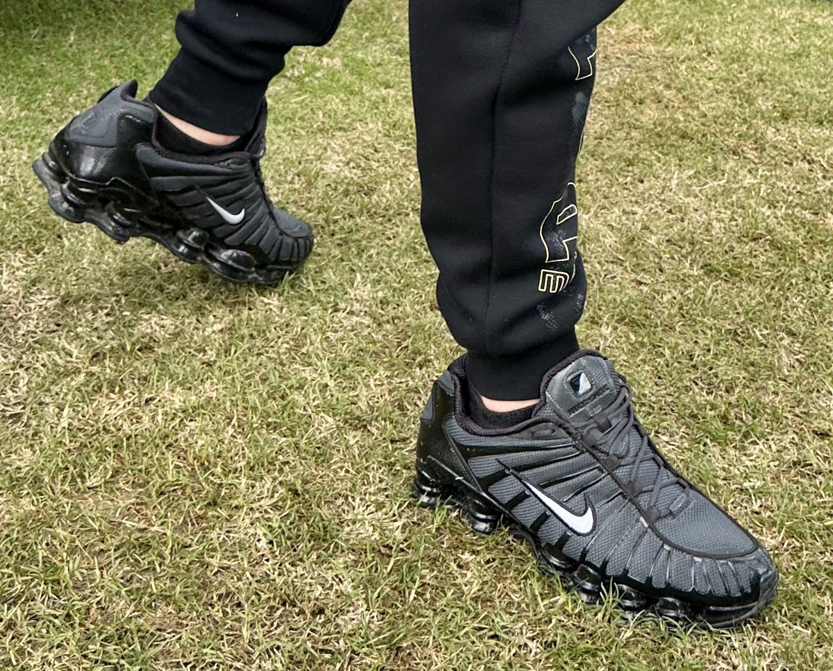 airmaxLTDau's tweet photo. Candid kicks … lookin sharp in shox and the trusty ole AF’s bros 🥵 https://t.co/FGFdYCTWVd