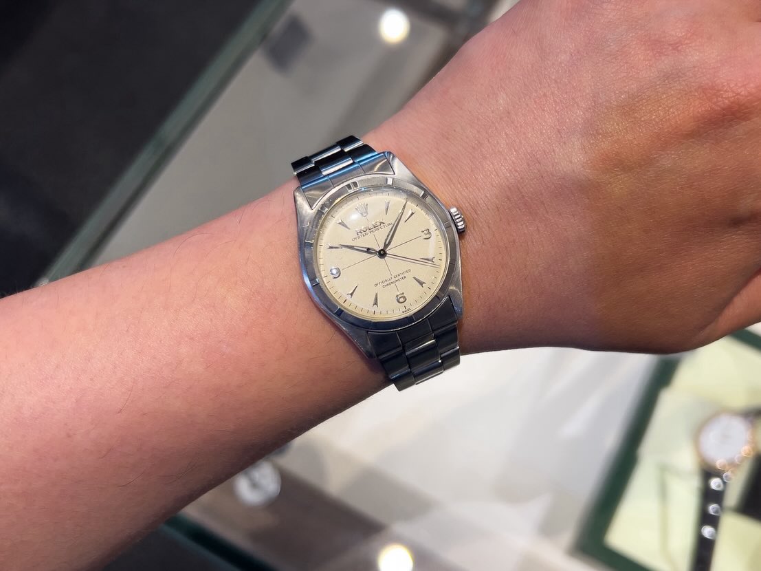 1950年代セミバブルバックモデル。 バブルバックといえば、手巻き式
