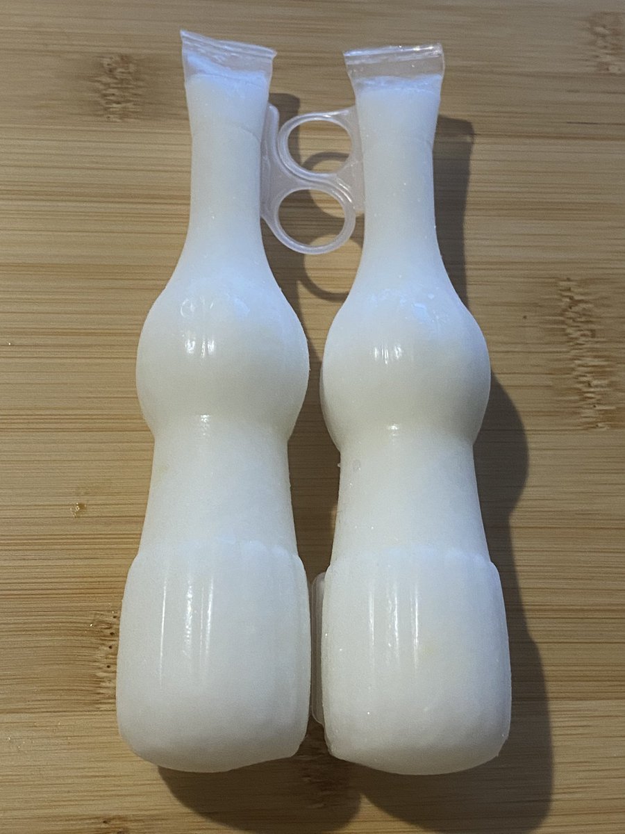 haagen_pick's tweet photo. グリコ パピコ レモン

シチリア産と瀬戸内産の2種のレモンが生む甘酸っぱさに、ピール由来のほろ苦さが重なる。奥行きのある味。微細氷はなめらかなのに後味は爽快。酸味はかなり控えめでレモンが苦手な人でも食べやすそう。夏のリフレッシュにぴったり🍋

#アイスクリーム
#icecream
#アイス日記 https://t.co/pHSxkbvIno