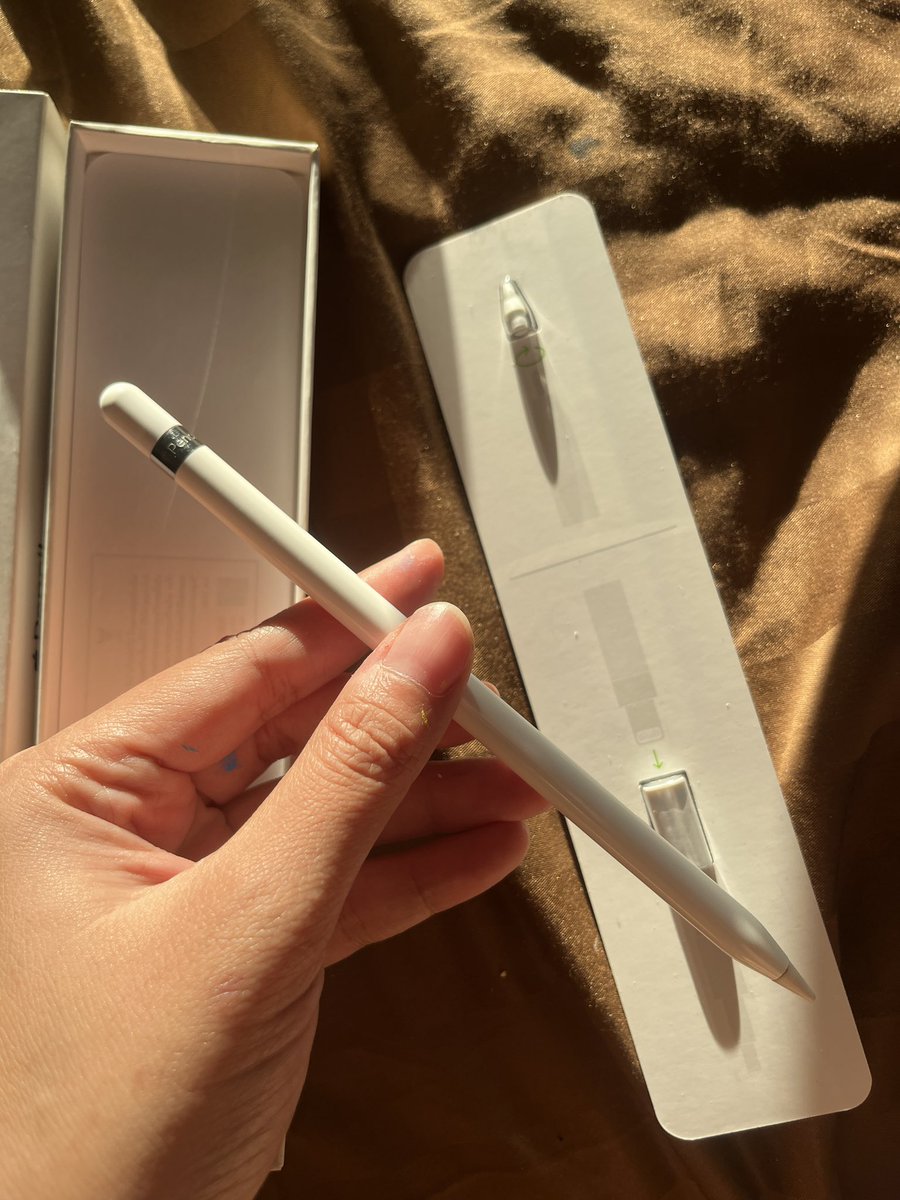 smolknot's tweet photo. Ipad udah sold, tinggal apple pencil aja nih, ada yang mau ga ya? Gen 1, lightning port. Jual murah aja karna ga kepake udah upgrade https://t.co/Bp6daqVhJo