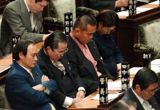 hikaruganji's tweet photo. 国会議員は寝ているだけで、夏と冬のボーナスを３００万円以上貰います。選挙前だけ、公約で良い事を言うだけ言って実行しません。詐欺国会議員達です。 https://t.co/CAaWqKRqje