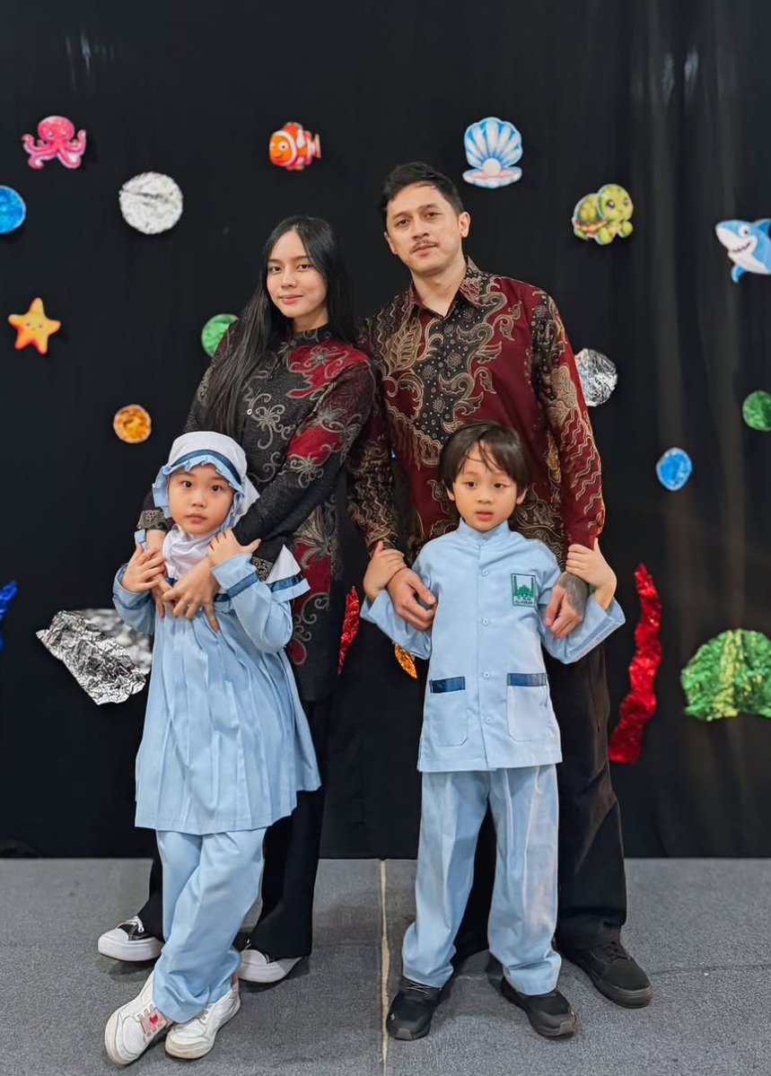 insidefolkative's tweet photo. Istri Bimo Picky Picks, Irene Agustine, memberikan pesan untuk sang anak yang sebentar lagi masuk SD,

"anakku yang pertama sebentar lagi udh masuk SD, udh saatnya aku ngajarin self defense agar terjauh dari bullying. kalo ada yg ganggu, ganggu balik. kalo ada yang ngejek, ejek balik. kalau ada yang dorong, dorong balik. boleh ngebalas tapi inget, ga boleh ganggu duluan. kalo ada yg ganggu jangan nangis, harus lawan, kalo nangis nanti malah diganggu terus nextnya. semangat nakk!! inget ya mamamu ini DJ, papamu itu anak metal 😎🤸🏻💪🏻🤘🏻"