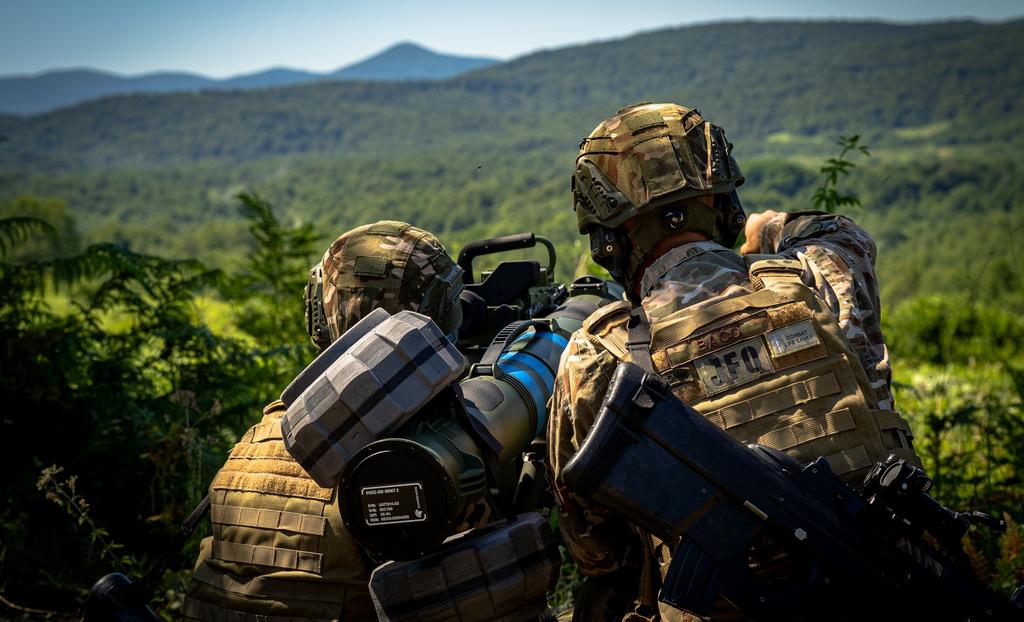 Slovenskavojska's tweet photo. S prikazom sobojevanja se na Slunju zaključuje mednarodna vojaška vaja #CombatPower26. Načelnik Generalštaba SV generalmajor Boštjan Močnik je izrazil pričakovanje za nadaljevanje tovrstnega sodelovanja z @MORH, na katerih @Slovenskavojska krepi bojno pripravljenost. #weareallies https://t.co/u5BjTX56vX