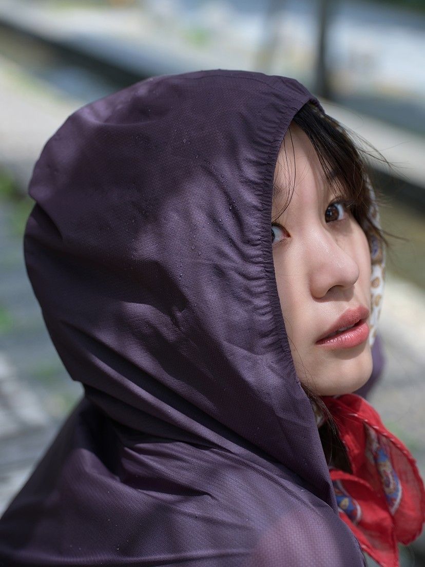 GINZA_magazine's tweet photo. ◤ 森田想と〈オン〉の梅雨さんぽ ◢ 

DAY 3：〈オン〉の防水ジャケットのフードをさっとかぶって、三太と近くの東屋へ駆け込む。濡れてもアウターの内側はさらっとしたまま。見た目以上に、しっかり雨を弾いてくれるのも頼もしい。 
https://t.co/e4kVR8euuX #pr https://t.co/9qiJqghGfl