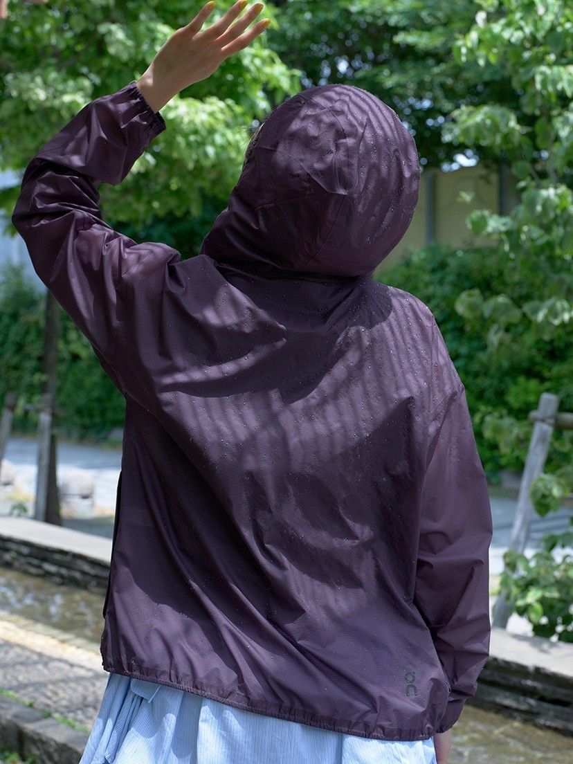 GINZA_magazine's tweet photo. ◤ 森田想と〈オン〉の梅雨さんぽ ◢ 

DAY 3：〈オン〉の防水ジャケットのフードをさっとかぶって、三太と近くの東屋へ駆け込む。濡れてもアウターの内側はさらっとしたまま。見た目以上に、しっかり雨を弾いてくれるのも頼もしい。 
https://t.co/e4kVR8euuX #pr https://t.co/9qiJqghGfl
