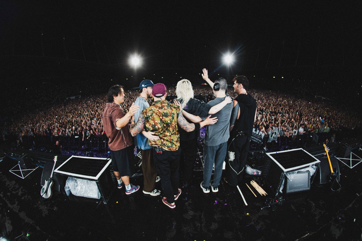 BroodingAnanas's tweet photo. final show group photo with Brad🥲🥹 https://t.co/jIF0O6JQZp