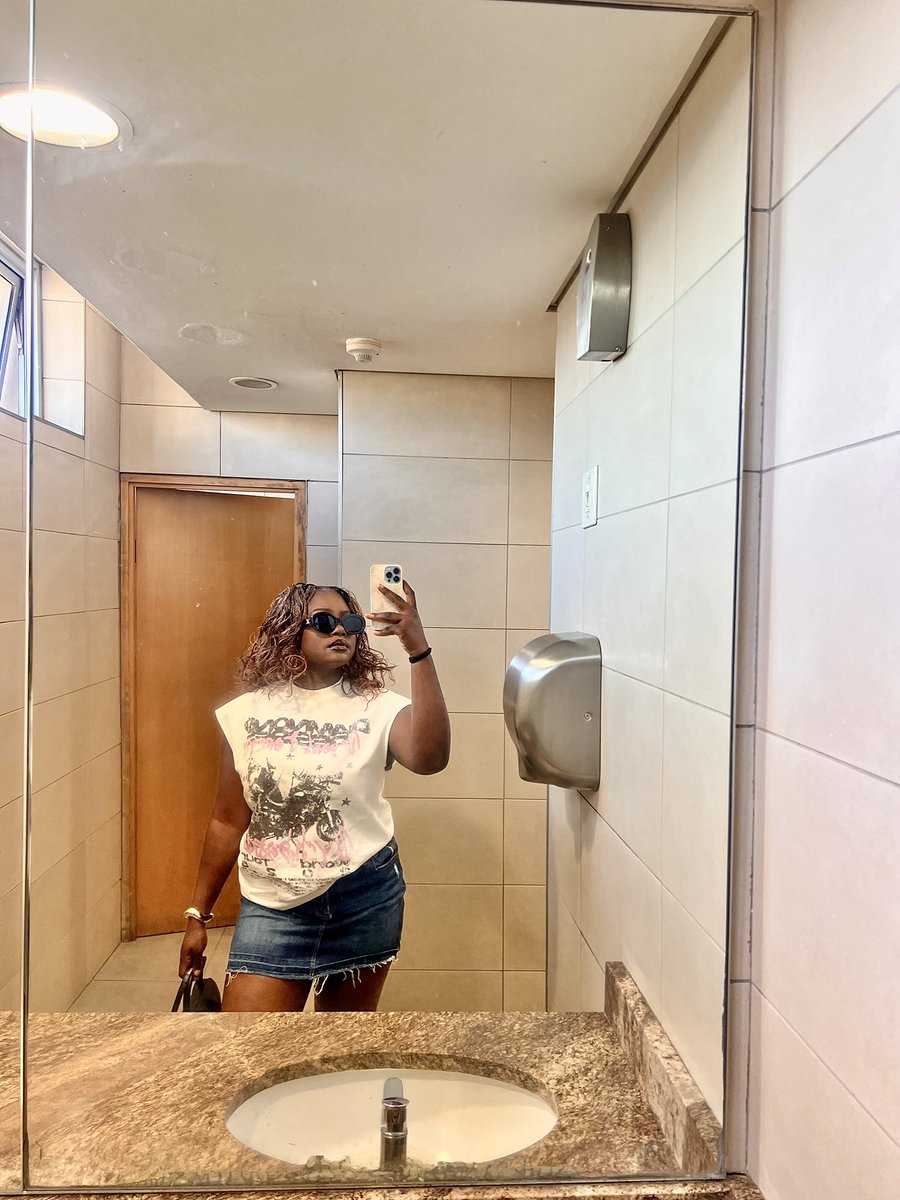MwilaTembwe's tweet photo. Young &amp; Fly !! https://t.co/W8cB9JIQ8e