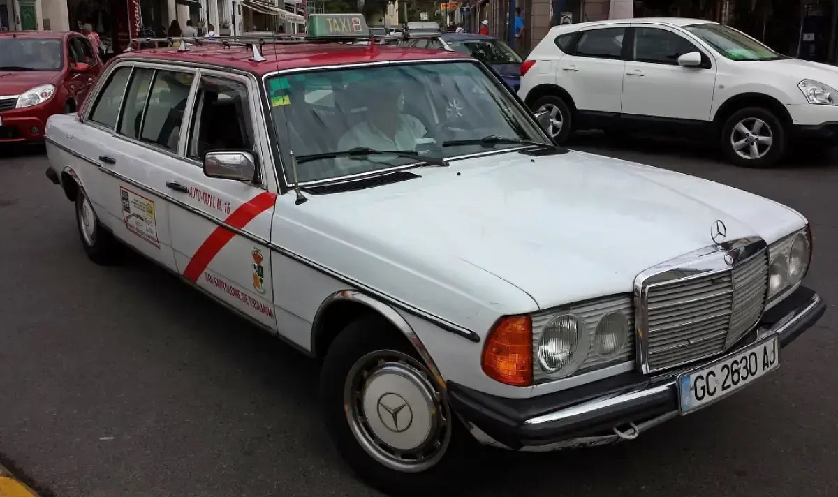 Mileage_impo's tweet photo. Meet Domingo’s 1986 Mercedes-Benz 240D Lang an extended wheelbase, seven seater sedan that has traveled a staggering 7,000,000 km (4,349,598 miles).

To put that number in perspective: that is the equivalent of circumnavigating the Earth 175 times.

Domingo purchased this W123 used in 1988, two years after it left the factory. Since then, the car has functioned as the heartbeat of his taxi business on the island of Gran Canaria. With the island’s high volume of tourism, Domingo racks up an average of 700 km (434 miles) per day.

To keep a machine running at this scale requires a level of discipline that borders on the religious. Domingo doesn’t just maintain the car he lives by its service schedule.

 He performs an oil change every single week roughly 52 times a year to ensure the 2.4L 72 horsepower diesel engine survives the constant workload.

By 2008, the odometer hit 3,800,000 km (2,361,210 miles). Most manufacturers would have sent such a vehicle to the scrap heap, but Domingo chose to rebuild the legend. With the goal of passing the business to his son, he undertook a comprehensive restoration that blended the old with the new.

He didn’t just repair the bodywork he upgraded it. Using components from the successor W124 series, he strengthened the chassis and modernized the interior, ensuring the car could continue its grueling daily schedule without sacrificing its structural integrity.

 While the original engine served faithfully for millions of miles, it was eventually swapped for a fresh unit to ensure the taxi service could operate at peak reliability.