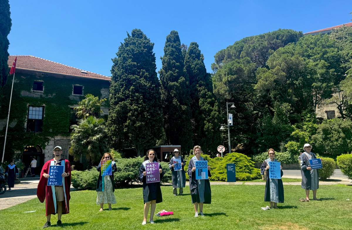 yunusunbabasi's tweet photo. 30 Haziran 2026 Boğaziçi Üniversitesi Akademisyenleri Nöbeti no. 1341. Direnişin 6. yılı/2004. günü @UniBogazici #KabulEtmiyoruzVazgeçmiyoruz
June 30, 2026 Bogazici University Faculty Vigil #1341/6th year/2004th day of the resistance @unibogazici_en #WeDoNotAcceptWeDoNotGiveUp https://t.co/RSqtkdQeRo