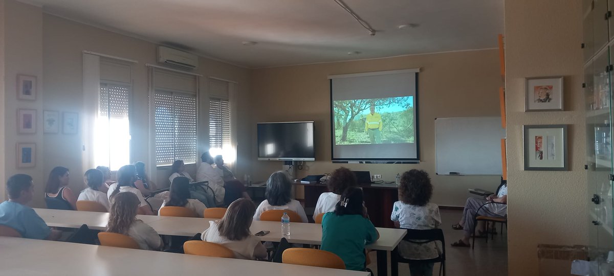 Plan_INFOCA's tweet photo. Nuestro técnico de #Prevención (#TPPS) en #Córdoba, @ivancarcabuey, visitó el pasado viernes el Hospital Los Morales junto al subdirector del #COP, Carlos Revilla, para una charla sobre autoprotección y explicar a su personal cómo reaccionar frente a un #IncendioForestal. https://t.co/eEL9FvEZdM