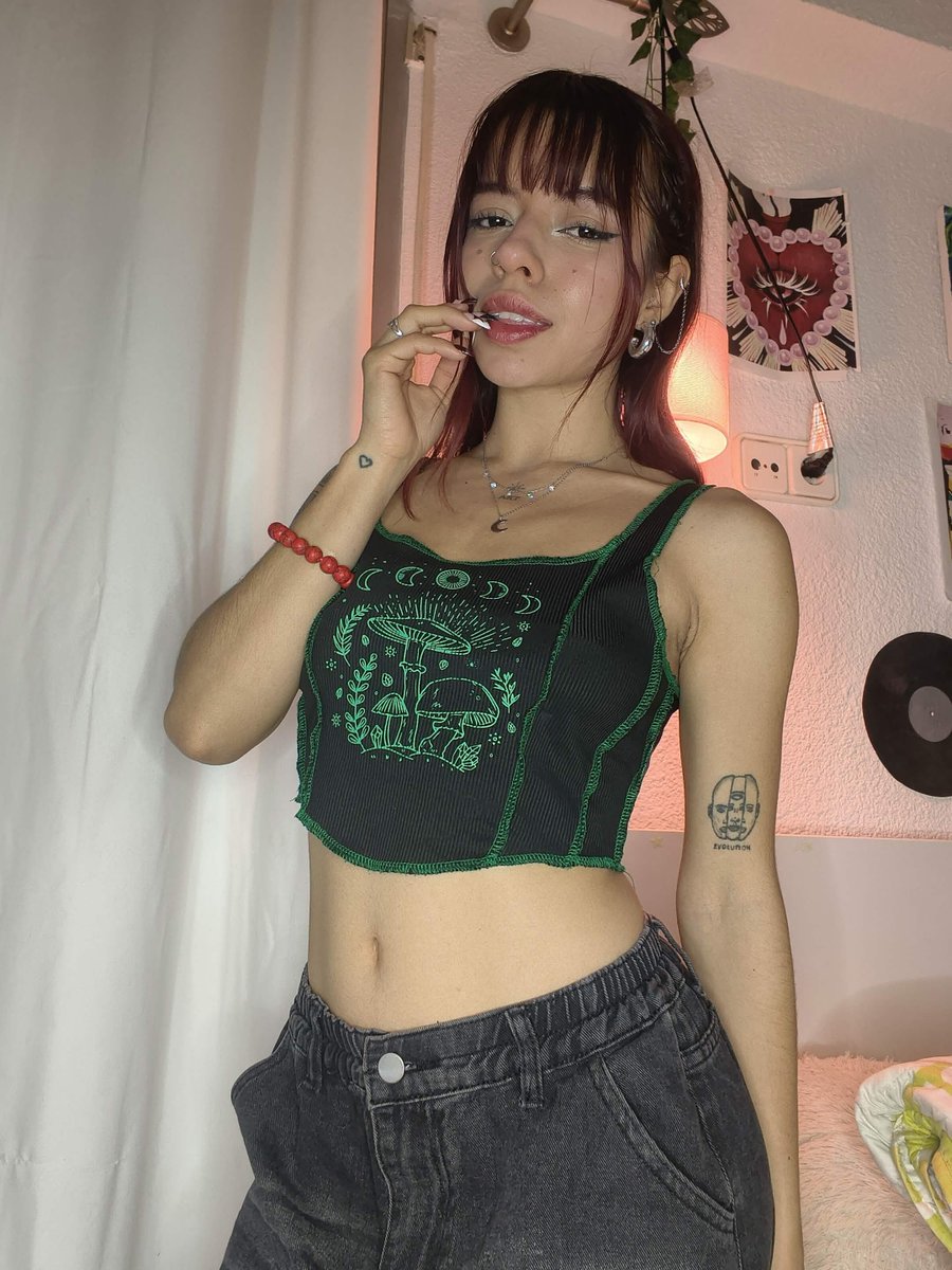 LisaEmmacrush's tweet photo. Sois honnête 🥺si je te follow et que je t'envoyais plein de vidéo au hasard en messages privés, tu me bloquerais ? 😭 (Je le fais tout le temps 😈) https://t.co/kLrog99sEH