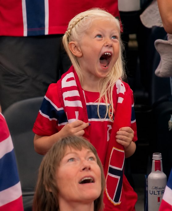 NordiskNorvege's tweet photo. Magnifique ce cliché d'une jeune supportrice fêtant la victoire de son pays en Coupe du monde.🥲🇳🇴 https://t.co/bD39ytvGRJ