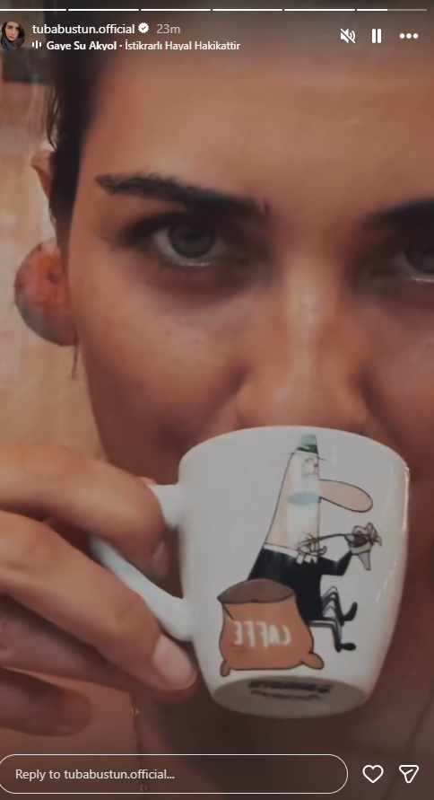 Sninova1's tweet photo. from Tuba:
interesting coffee cup
#TubaBüyüküstün https://t.co/LwnK4BCgFS