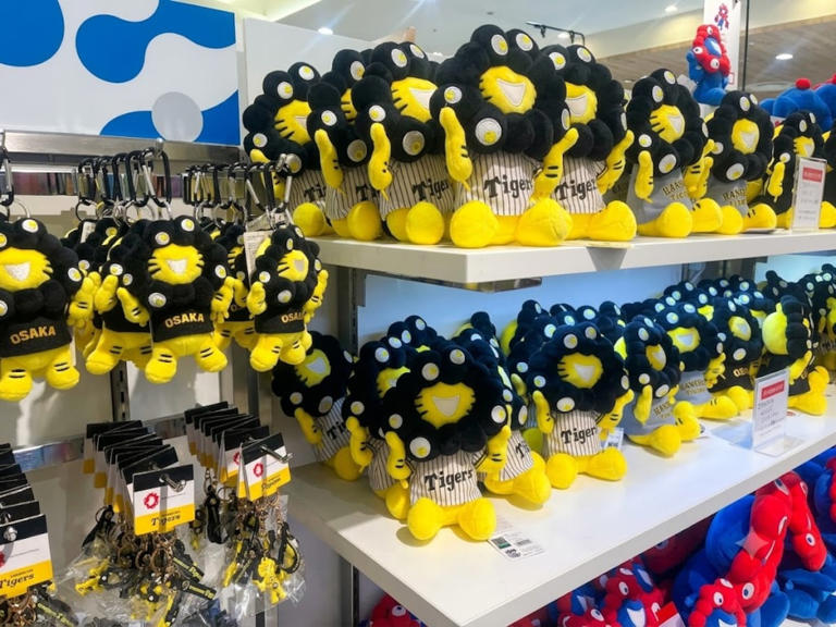 exajoe's tweet photo. こんな変なもの作るなよ。売るなよ。阪神ファンは絶対にこんなキモいもの買わないよ。
＃阪神タイガース
＃ミャクミャクはキモいだけ https://t.co/qc03dwbjxe