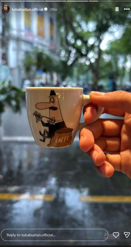 Sninova1's tweet photo. from Tuba:
interesting coffee cup
#TubaBüyüküstün https://t.co/LwnK4BCgFS