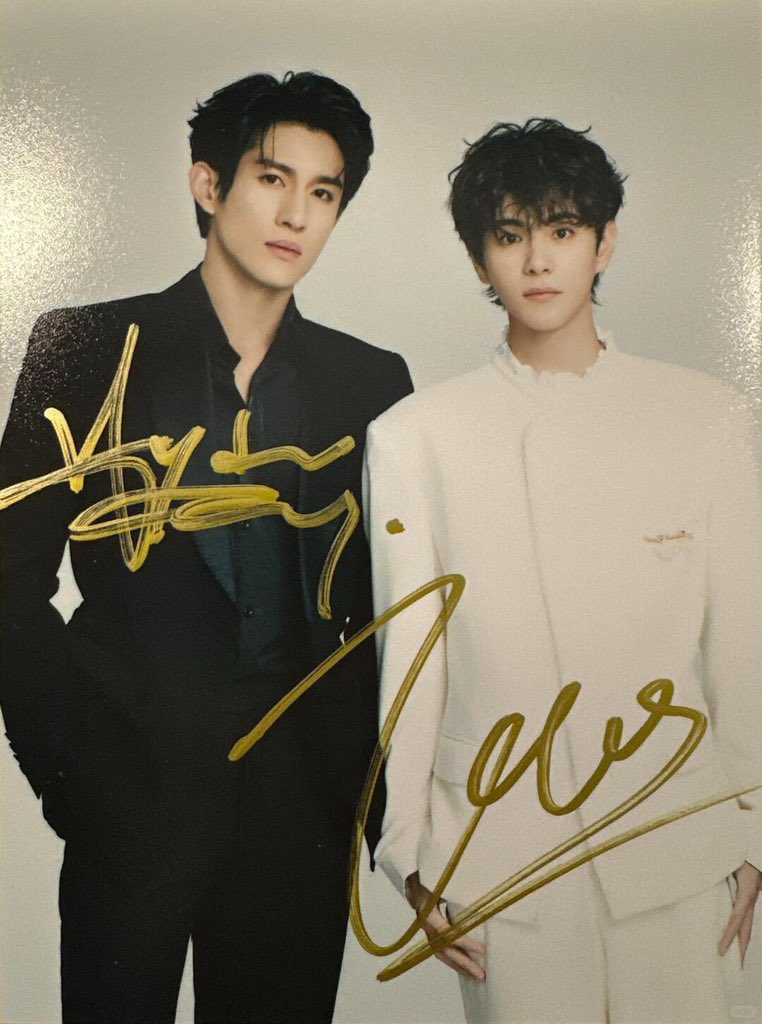 ofgaale's tweet photo. THESE SIGNED PICS IM OBSESSED ((NEEDY)) 😭😭

#aylio #aydensng #lyusitong https://t.co/n8sdnyWFSd