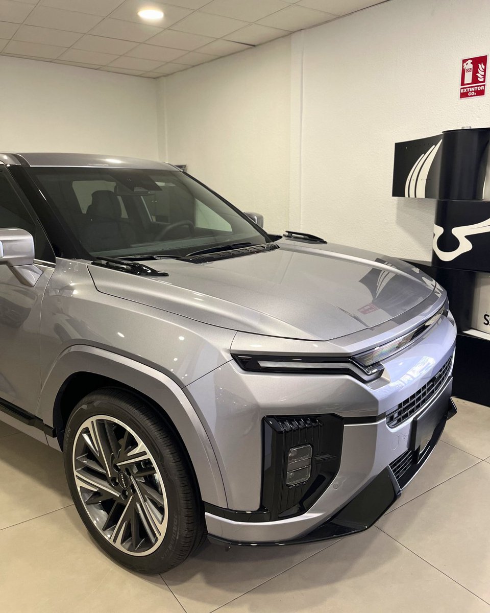 AlcortaMotor's tweet photo. Innovación, carácter y presencia.

Qué orgullo tener en nuestras instalaciones el KGM Torres Actyon.

Un SUV que refleja la evolución de la marca hacia un posicionamiento más premium, con equipamiento de serie completo y una estética que compite sin complejos en su segmento. https://t.co/0fY6aibRqn